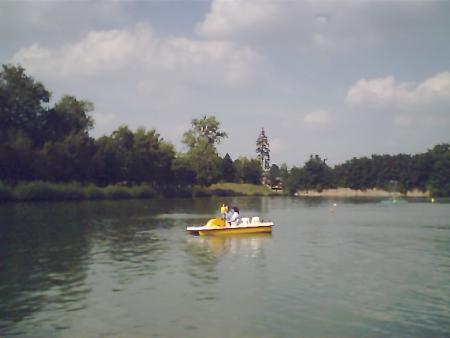 le lac ou il as  un pedalo qui passe